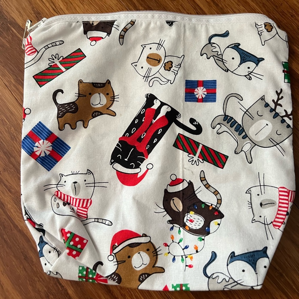 Christmas cat bag with twinkle lights lining and zipper - brand new